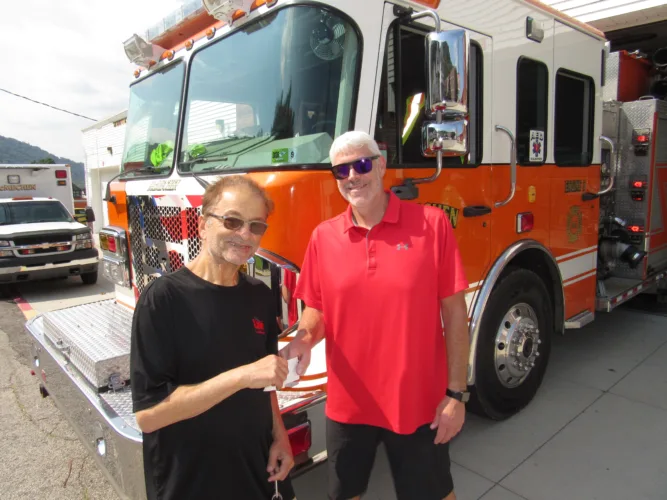 Undo’s Gives Back to McMechen Firefighters